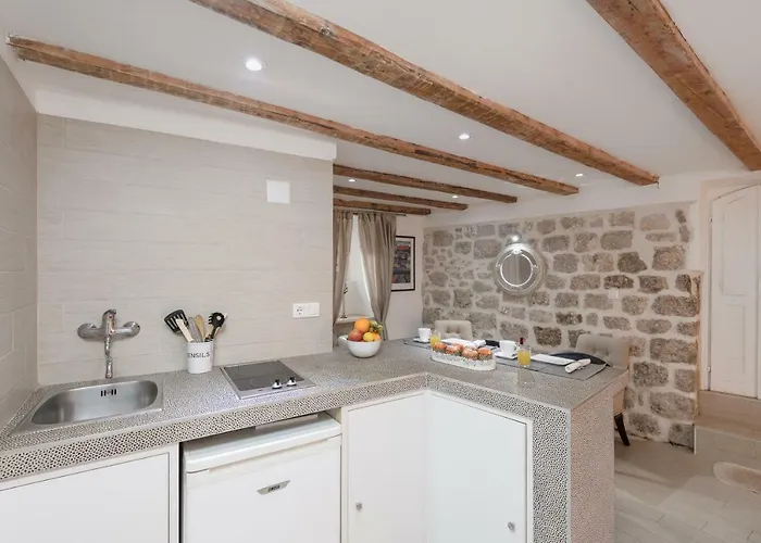 Old Town Center Studio's Apartment *