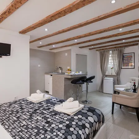 Old Town Center Studio's Apartman *